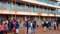 Rodiče a učitelé se shromáždili před budovou školy, kde v tlačenici zemřelo 13...