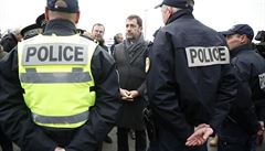 Francouzský ministr vnitra Christophe Castaner (uprostřed) s policisty. | na serveru Lidovky.cz | aktuální zprávy