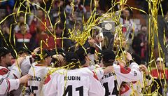Hokejisté Frolunda se radují s trofejí pro vítze Ligy mistr.