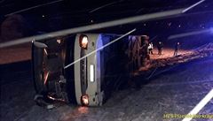 Autobus u Suice sjel ze silnice a pevrtil se na bok. Ti eny se zranily