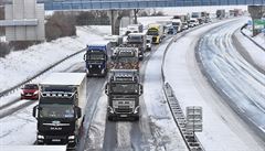 Siln vtr a snh komplikuj dopravu v esku. Spadl strom zabil mue v aut