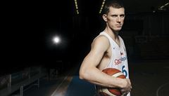Dalí ze snímk Michala Sváka. Na portrétu je kapitán basketbalist Pavel...