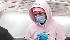 Instagrammer v letadle vykřikl, že má koronavirus. To se po dvou hodinách letu vrátilo zpět