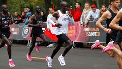 Maratonský bec Eliud Kipchoge z Keni (v bílém) byl kritizován za boty