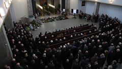 Do krematoria p�i�lo n�kolik stovek lidí.