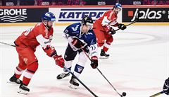 Fin Julius Junttila a Hynek Zohorna z �eské reprezentace v souboji o puk