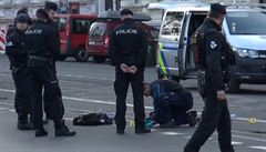 Muž v centru Prahy nabádal policisty, ať jej zabijí. Když ho neposlechli, postřelil se sám