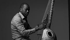 Malijský hudebník Ballaké Sissoko a jeho nástroj kora.