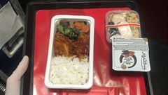 Takhle kv�li koronaviru vypadá aktuální menu v business t�íd�.