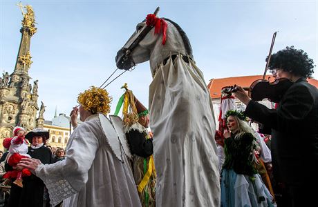 Musik tradisional juga dimainkan.
