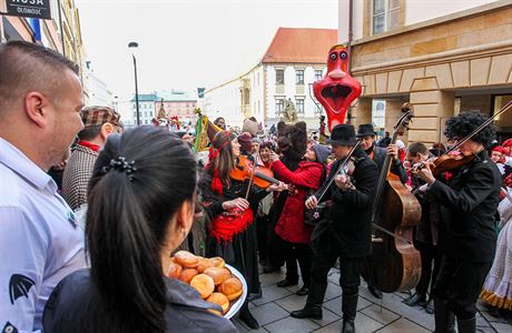 Awalnya, musik diputar