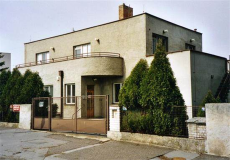 Nový majitel koupil funkcionalistický dům v ulici Lumiérů v dražbě za 21,9...