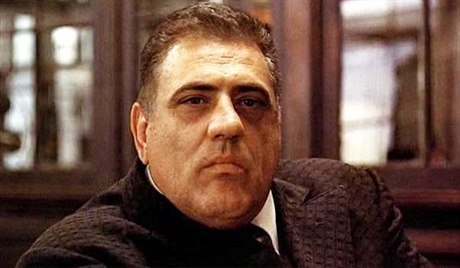 Lenny Montana jako Luca Brasi. Snímek Kmotr (1973).