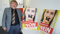 Marc Frueh, člen křesťanské strany EDU pózuje s plagáty proti přijetí zákona....