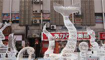 Ledové sochy na japonském festivalu sněhových staveb v městě Sapporo...
