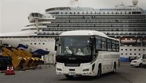 Autobus odjíždí z místa, kde kotví loď Diamond Princess