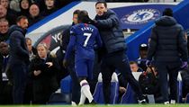 Frank Lampard souct se zrannm stedopolaem Blues Ngolo Kantm.