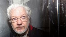 Zakladatel serveru Wikileaks Julian Assange odchz od westminsterskho soudu v...