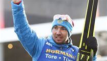 Ruský biatlonista Alexander Loginov slaví po výhře na mistrovství světa.