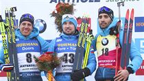 Ruský biatlonista Alexander Loginov (uprostřed), nalevo od něj Francouz Quentin...