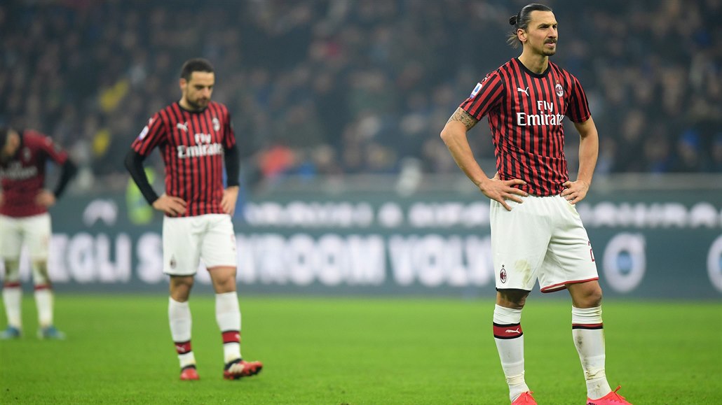 Zklamaný Zlatan Ibrahimovic po nezvládnutém druhém poločase milánského derby.