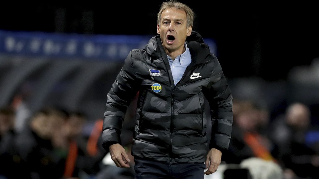 Jürgen Klinsmann nečekaně složil trenérskou funkci u fotbalistů Herthy Berlín.