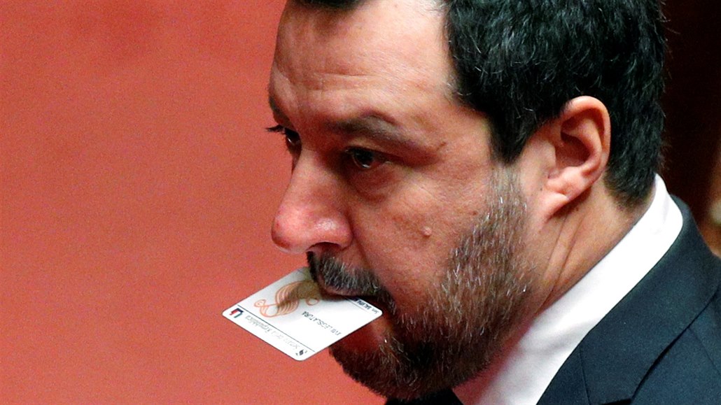 Matteo Salvini, lídr krajn pravicové strany Liga Severu, v italském Senátu...