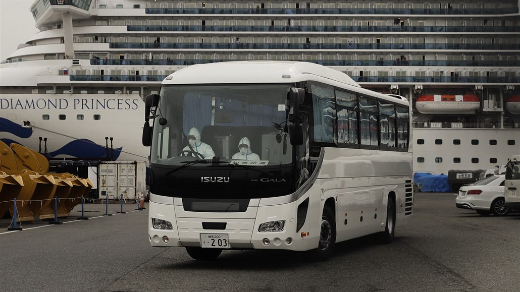 Autobus odjídí z místa, kde kotví lo Diamond Princess