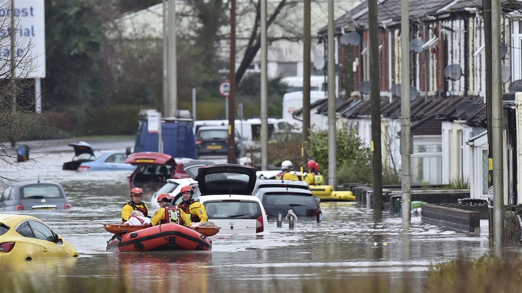 Obyvatelé z vesnice Nantgraw ve Walesu jsou evakuováni po tom, co se v nedli...