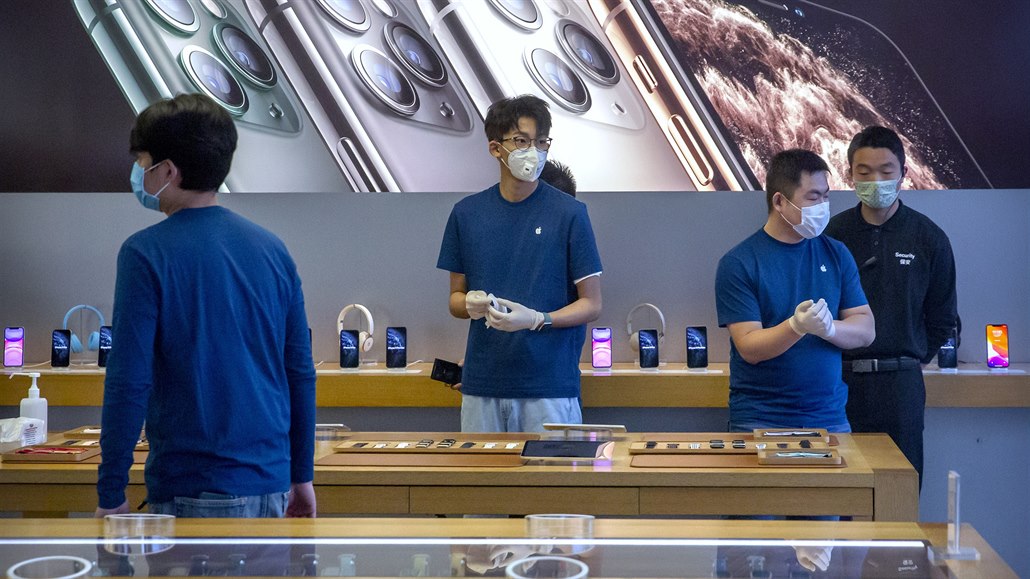 Zamstnanci prodejny Apple Store v ín chránící se ped nákazou novým...