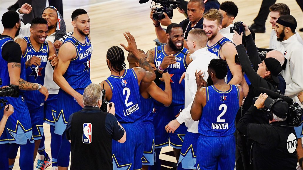 Radost týmu LeBrona Jamese po vítzství v chicagském Utkání hvzd NBA.