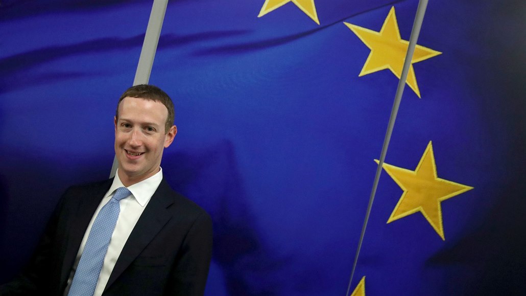 Mark Zuckerberg ped vlajkou EU.