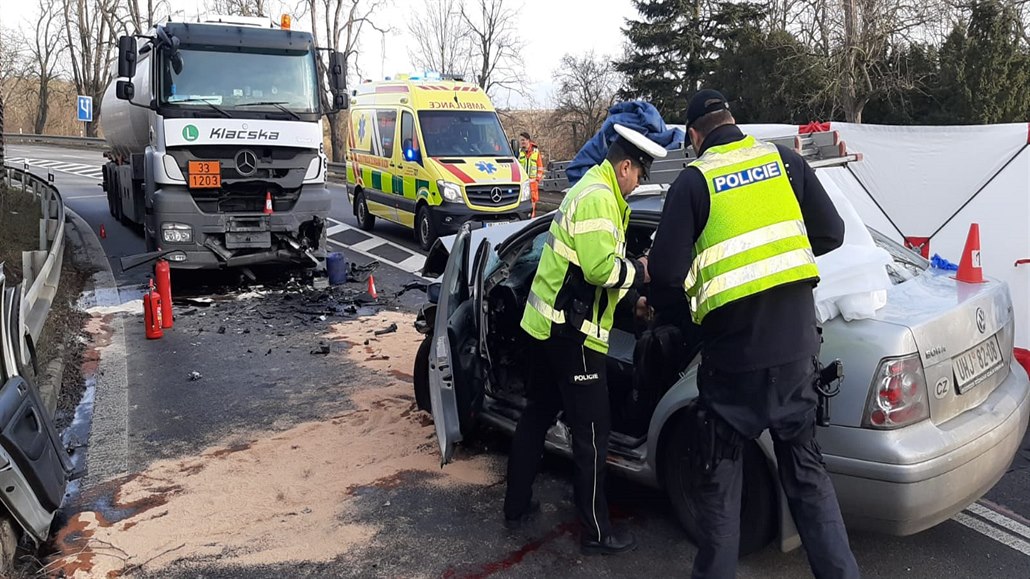 Nehoda nákladního a osobního auta zastavila ve stedu ráno u Slavkova.