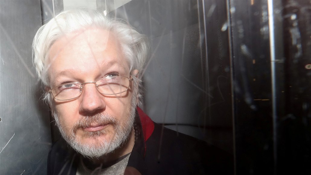 Zakladatel serveru Wikileaks Julian Assange odchází od westminsterského soudu v...