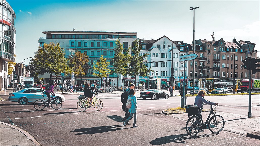 Cyklisté v nmeckých mstech. Nov budou muset auta pi jejich pedjídní...