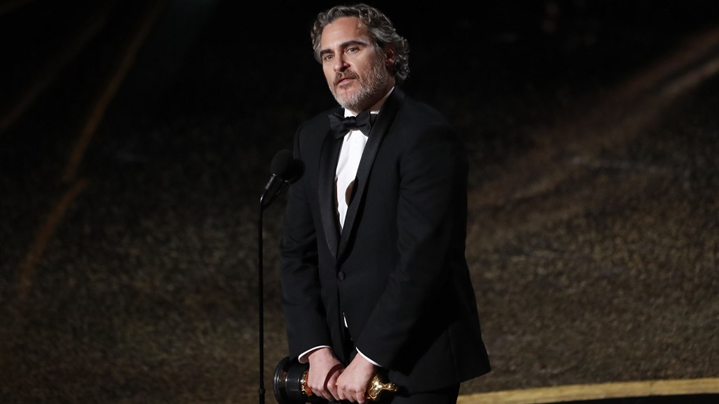 Joaquin Phoenix přebírá Oscara za roli ve filmu Joker.