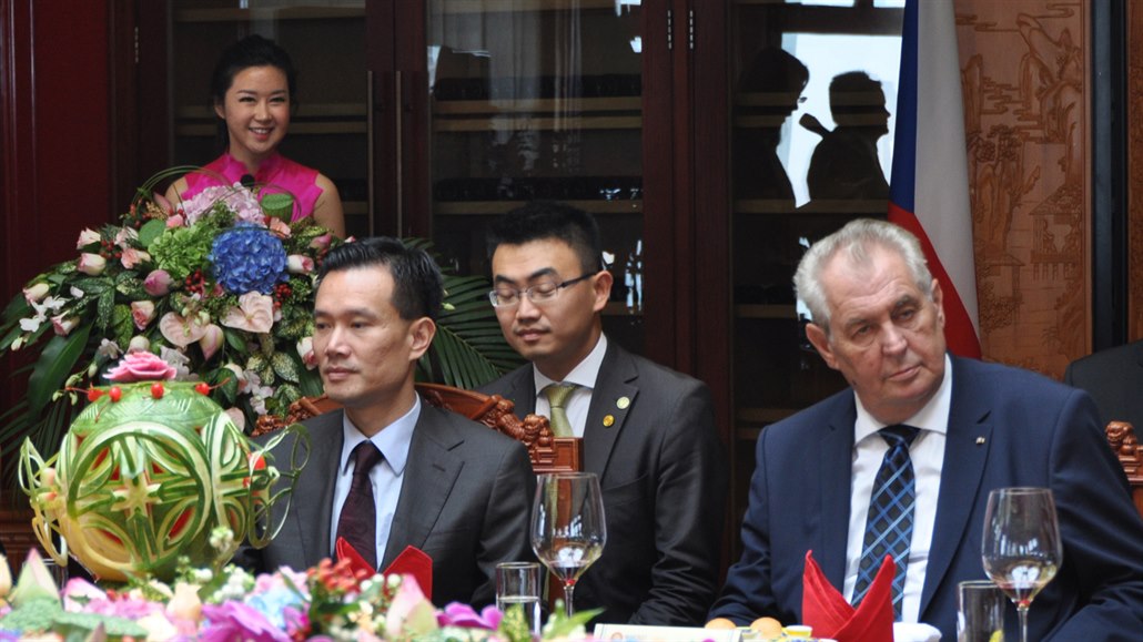 Poradcem prezidenta Miloše Zemana (vpravo) byl Jie Ťien-ming (vlevo na snímku...