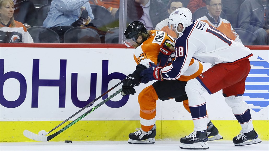 Útoník Philadelphie Flyers Jakub Voráek (93) si kryje puk ped protihráem z...