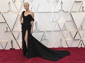 Hereka Charlize Theronová v atech s dlouhou vlekou