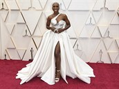 Cynthia Erivo v bílých výrazných atech