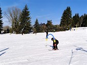 Dti mohou vyuívat slalomové prvky, nebo jen trénovat na mírném svahu bez...