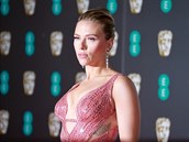Scarlett Johanssonová vynesla na ceny BAFTA rovou róbu Versace posetou...