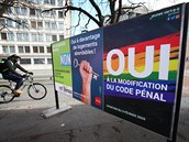 Plakát na podporu zákona proti homofobii v enev.