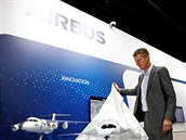 Viceprezident Airbusu Jean-Brice Dumont odhaluje model nového typu letadla.
