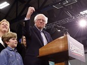 Bernie Sanders a jeho oslavné gesto po vyhraných primárkách v New Hampshiru.