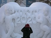 Snhová socha propagující Tokio roku 2020 na japonském festivalu snhových...