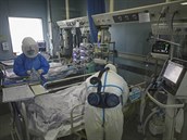 Zdravotníci kontrolují stav pacienta nakaeného koronavirem.