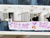 Lidé na palub lodi Diamond Princess oslavují amerického prezidenta Donalda...