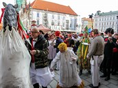 Lidé se oblékli do tradiních kostým.