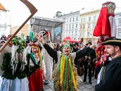 Chybt nesmly ani tradiní masky, mezi nimi byli i lidé, pevleení za kon